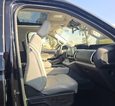 Used 2025 Ford Expedition Active AWD/4WD image 13
