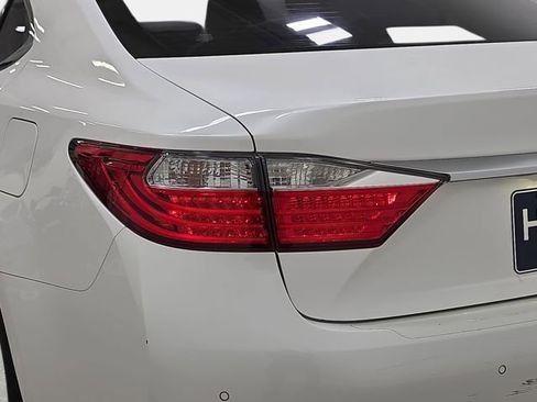 Used 2013 Lexus ES 350 w/ Luxury Pkg FWD image 34