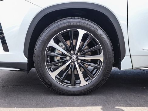 Used 2022 Toyota Highlander XSE FWD image 10