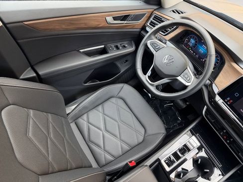 Used 2025 Volkswagen Atlas SE image 15