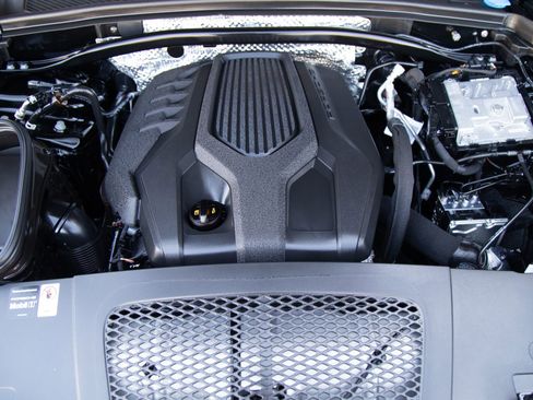 Certified 2025 Porsche Macan AWD/4WD image 28