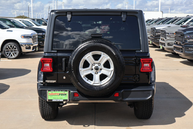 Used 2019 Jeep Wrangler Unlimited Sahara w/ Dual Top Group AWD/4WD image 5