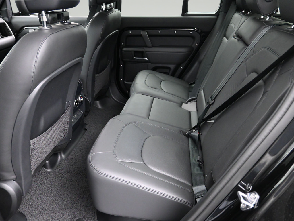 Used 2025 Land Rover Defender 110 X-Dynamic SE AWD/4WD image 6