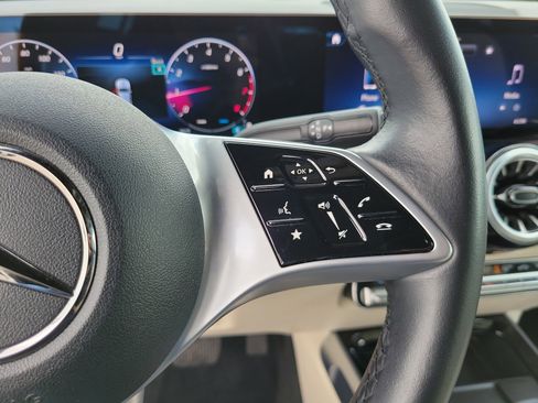Used 2025 Mercedes-Benz GLB 250 image 21