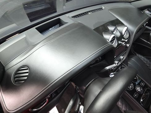 Used 2020 Bentley Bentayga Plug-In Hybrid image 11