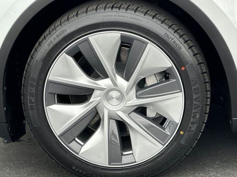 Used 2023 Tesla Model Y Long Range image 25