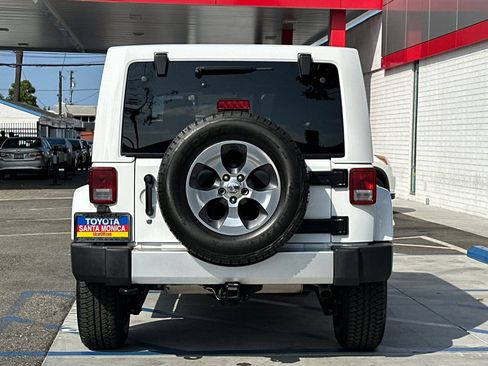 Used 2017 Jeep Wrangler Unlimited Sahara w/ Connectivity Group AWD/4WD image 5