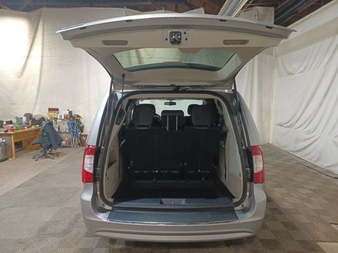 Used 2016 Chrysler Town & Country Touring image 19