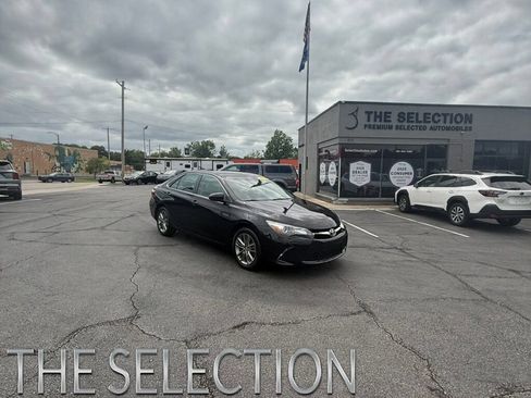 Used 2017 Toyota Camry SE FWD image 1