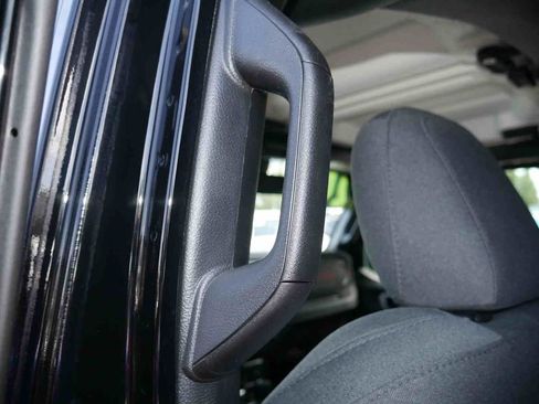 Used 2024 Jeep Wrangler Unlimited Rubicon w/ Technology Group AWD/4WD image 16