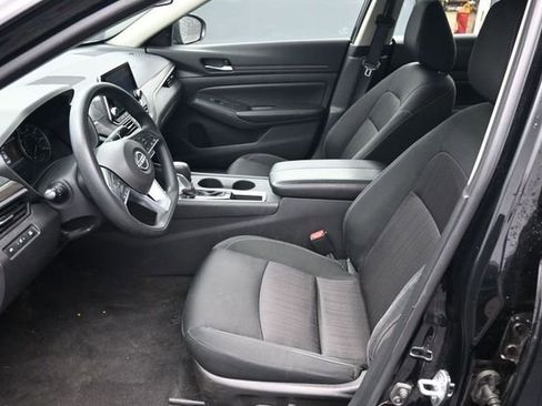 Used 2025 Nissan Altima 2.5 SV FWD image 14