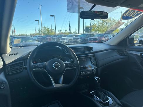 Used 2018 Nissan Rogue SV image 12