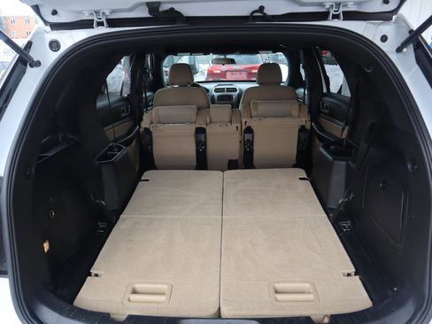 Used 2017 Ford Explorer XLT image 49