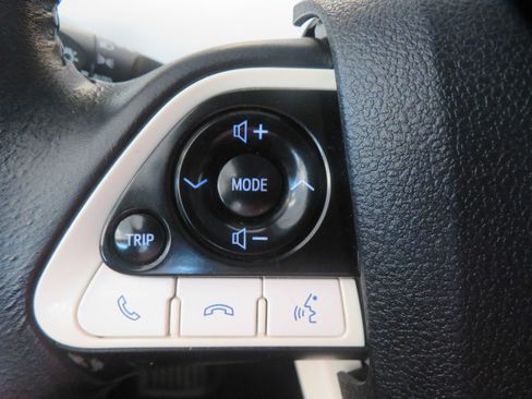 Used 2018 Toyota Prius Prime Premium FWD image 29
