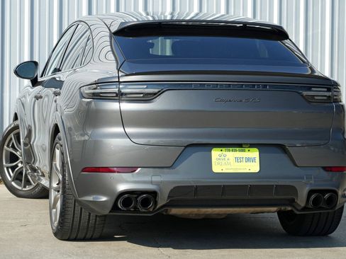Used 2022 Porsche Cayenne GTS w/ Premium Package image 6