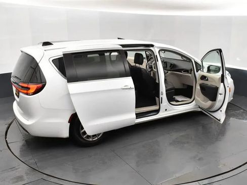 Used 2024 Chrysler Pacifica Touring-L image 4