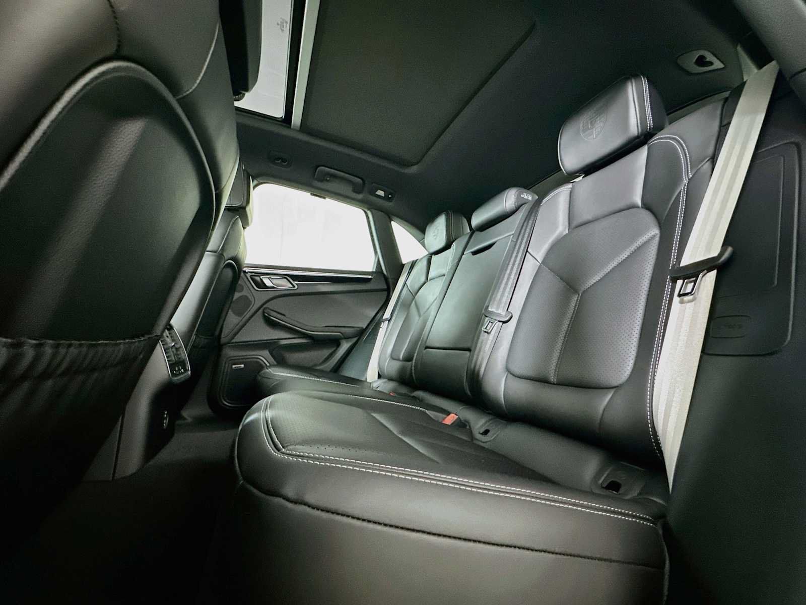 Certified 2025 Porsche Macan AWD/4WD image 23