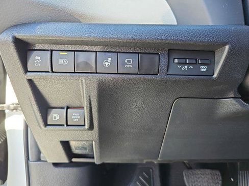 Used 2024 Toyota Sienna Platinum image 27