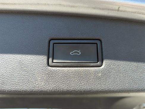 Used 2022 Volkswagen Tiguan SE image 17