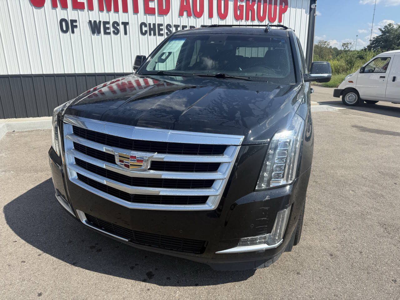 Used 2017 Cadillac Escalade Luxury AWD/4WD image 2