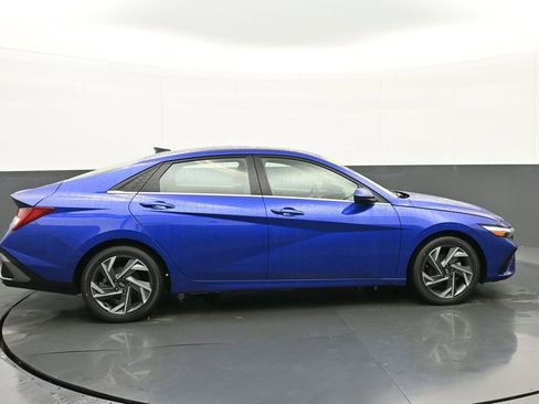 Certified 2024 Hyundai Elantra SEL w/ Convenience Package image 3