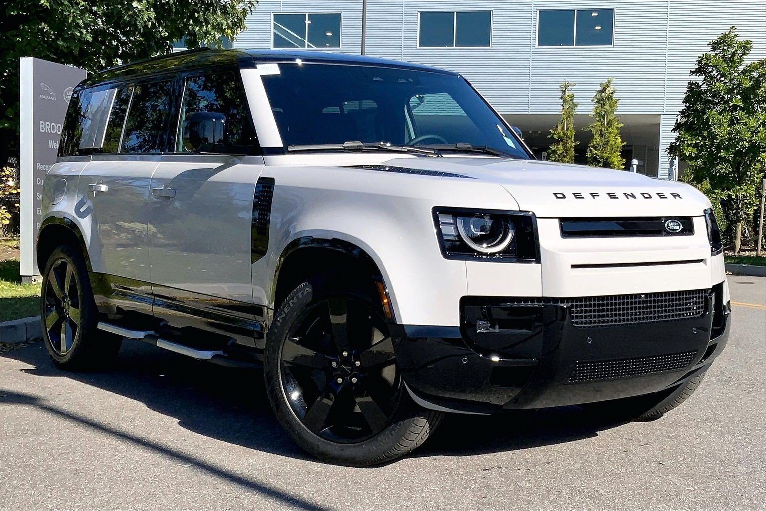 New 2026 Land Rover Defender 110 X-Dynamic SE AWD/4WD image 2