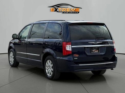 Used 2016 Chrysler Town & Country Touring image 4
