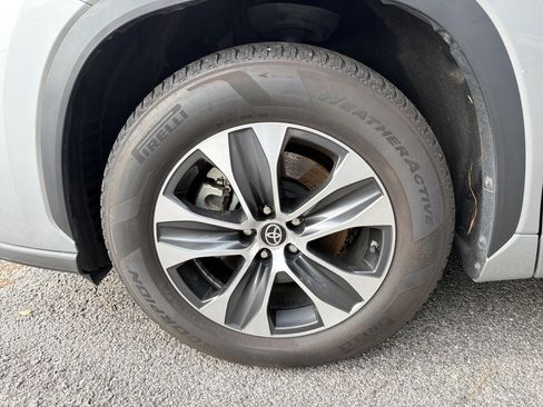 Used 2023 Toyota Highlander XLE FWD image 7