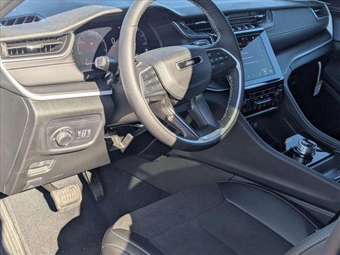 New 2025 Jeep Grand Cherokee L Altitude image 3