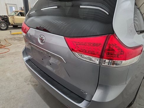 Used 2014 Toyota Sienna XLE FWD image 12