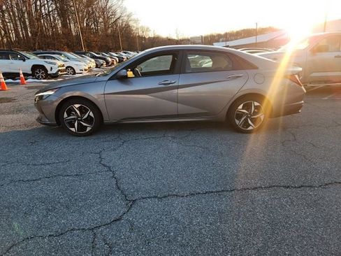 Used 2023 Hyundai Elantra SEL w/ Convenience Package image 2