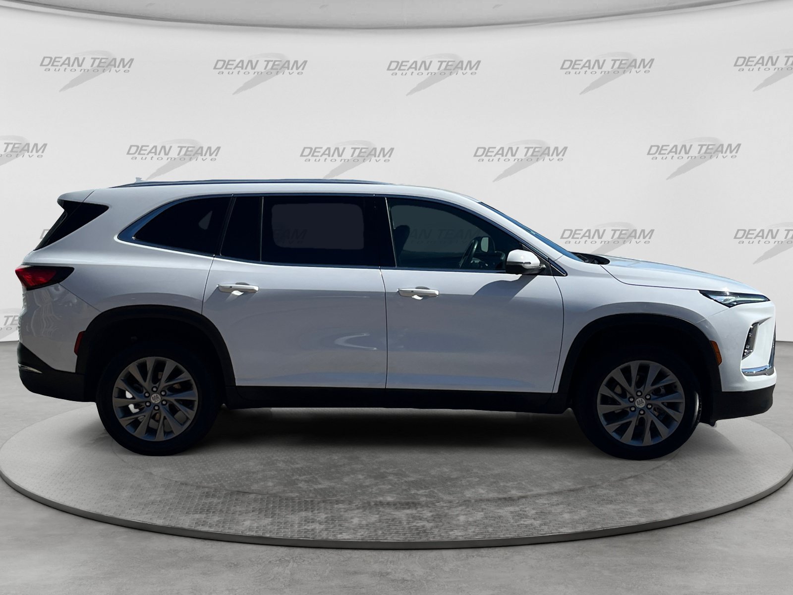 Used 2025 Buick Enclave Preferred AWD/4WD image 9