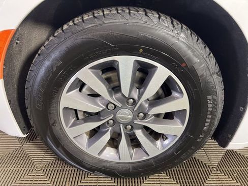 Used 2020 Chrysler Pacifica Touring-L Plus image 10