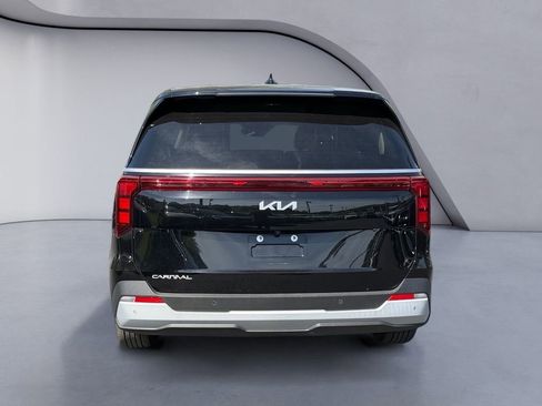 Used 2025 Kia Carnival image 4