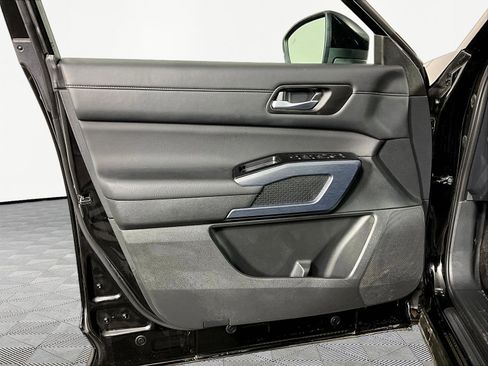 Used 2025 Nissan Pathfinder SL AWD/4WD image 19