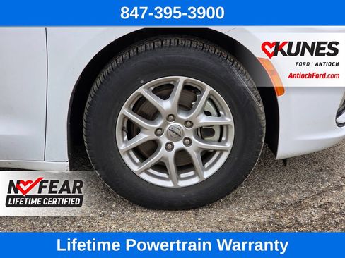 Used 2024 Chrysler Pacifica Touring-L FWD image 12