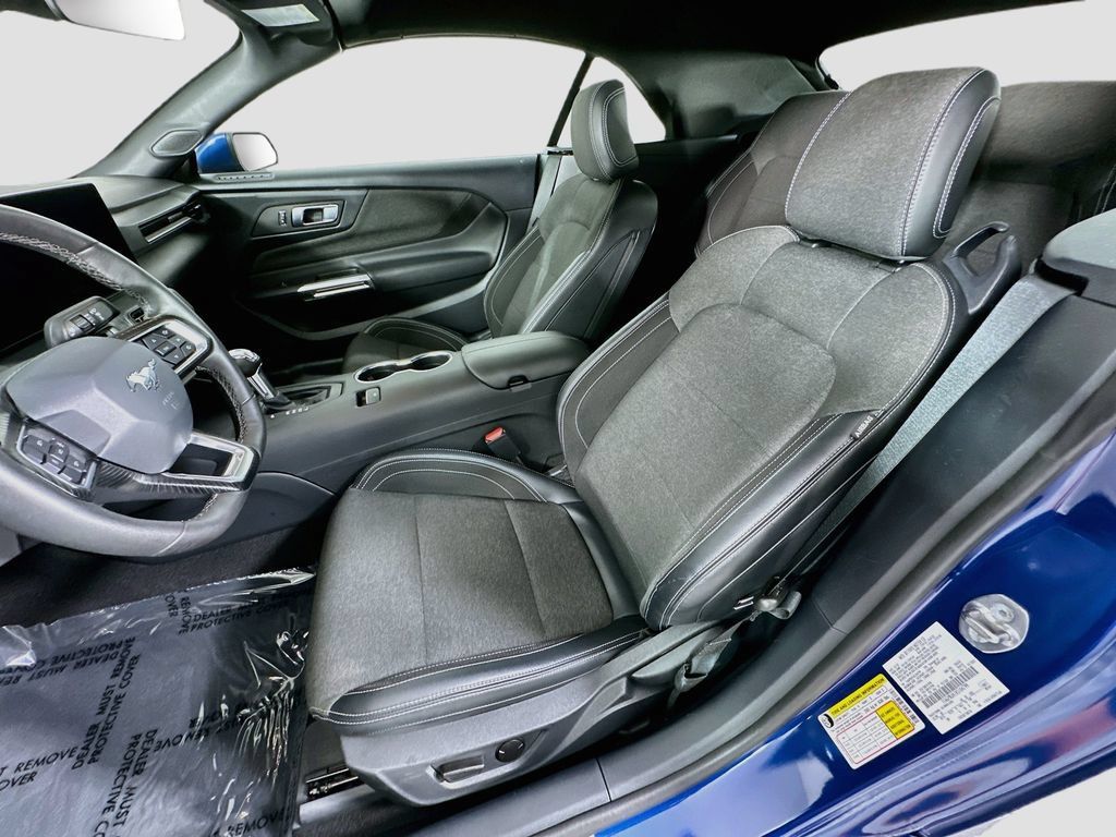 Used 2024 Ford Mustang Convertible RWD image 5