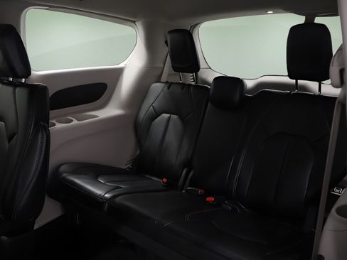 Certified 2023 Chrysler Pacifica Touring-L FWD image 14