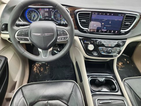 Used 2023 Chrysler Pacifica Limited FWD image 27