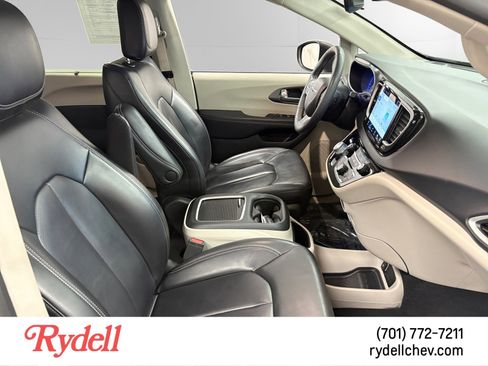 Used 2023 Chrysler Pacifica Touring-L FWD image 17