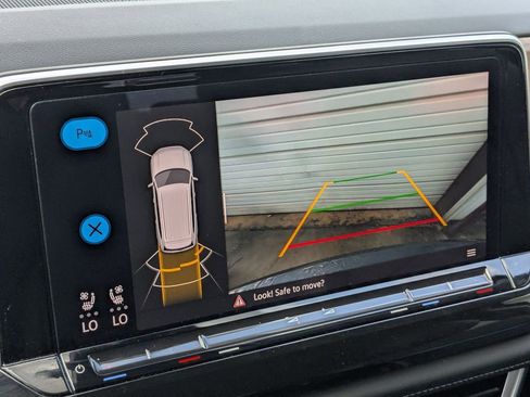 Used 2025 Volkswagen Atlas SE image 21