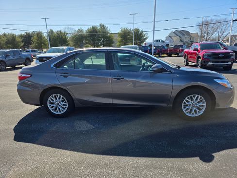 Used 2016 Toyota Camry LE image 5