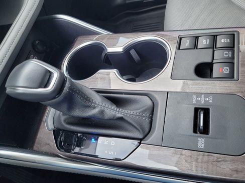 Used 2024 Toyota Highlander Platinum image 25