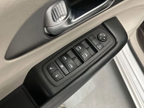 Used 2022 Chrysler Pacifica Touring-L image 19