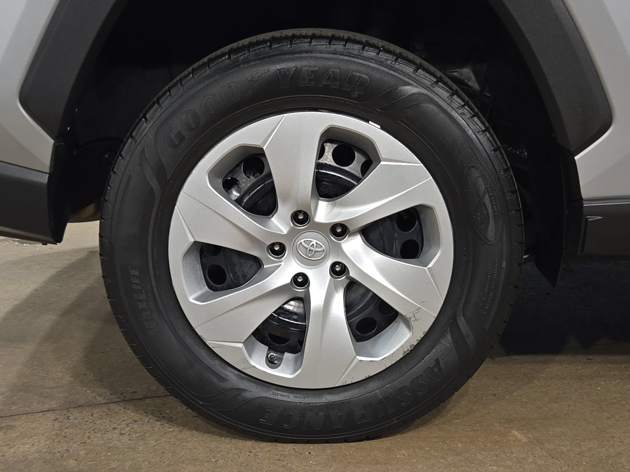 Used 2020 Toyota RAV4 LE FWD image 17