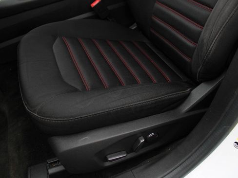 Used 2015 Ford Fusion SE w/ Equipment Group 201A FWD image 18