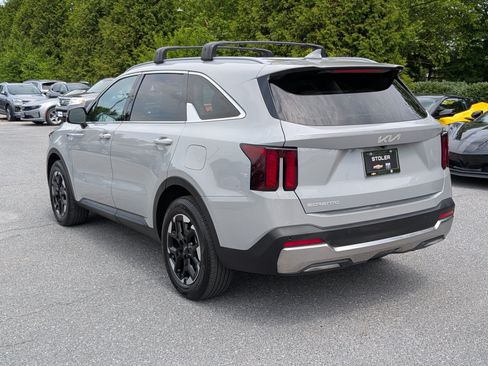 Used 2024 Kia Sorento S FWD image 3