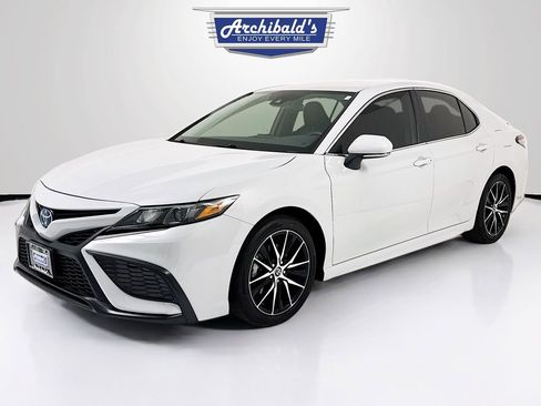 Used 2023 Toyota Camry SE image 3