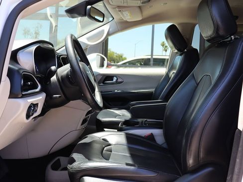 Used 2022 Chrysler Pacifica Touring-L FWD image 41
