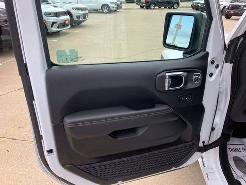 Certified 2025 Jeep Wrangler Unlimited Sahara AWD/4WD image 9
